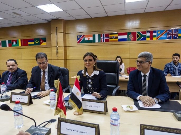 صورة لوزيرة التعاون الدولي المصرية سحر نصر في اجتماع في تونس مع وزير الصناعة والتجارة التونسي نوفمبر 2016