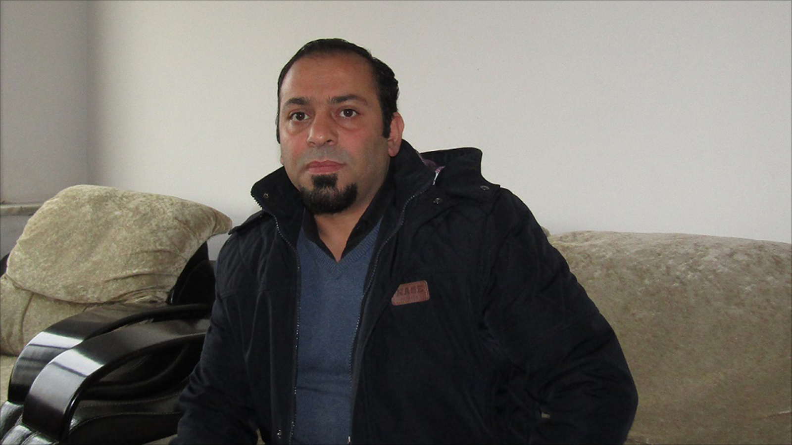 ‪إبراهيم الأحمد اضطر لتسجيل بناته الثلاث مستمعات في المدارس التركية لعدم امتلاكه الكيمليك‬  (الجزيرة)