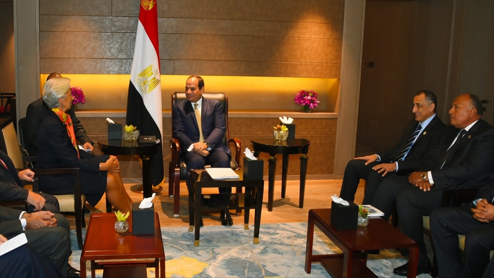 الرئيس المصري (وسط) في لقاء مع مديرة صندوق النقد الدولي على هامش قمة العشرين الأخيرة بالصين 