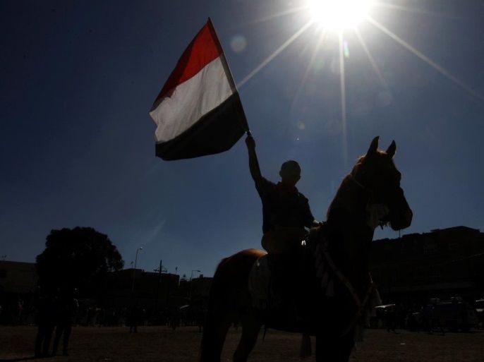 A Houthi rebel holds up the Yemen flag as he rides a horse during a rally held to mobilize fighters for fighting against government forces, in Sanaa, Yemen, December 1, 2016. REUTERS / Mohammed Sayaghi-