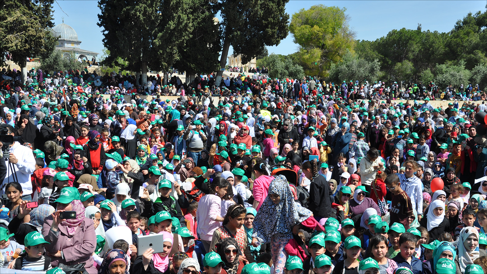 ‪حشود من الأطفال الفلسطينيين وعائلاتهم بمهرجان 