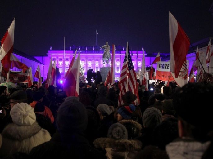 People attend a pro-government rally in front of the Presidential Palace in Warsaw, Poland December 18, 2016. Agencja Gazeta/Przemek Wierzchowski/via REUTERS ATTENTION EDITORS - THIS IMAGE WAS PROVIDED BY A THIRD PARTY. EDITORIAL USE ONLY. POLAND OUT. NO COMMERCIAL OR EDITORIAL SALES IN POLAND. *** Local Caption *** .