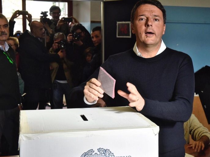 Italian Premier Matteo Renzi (C) casts his ballot in a polling station during the referendum on the government's constitutional reform in Pontassieve, near Florence, Italy, 04 December 2016. The crucial referendum is considered by the government to end gridlock and make passing legislation cheaper by, among other things, turning the Senate into a leaner body made up of regional representatives with fewer lawmaking powers. It would also do away with the equal powers bet
