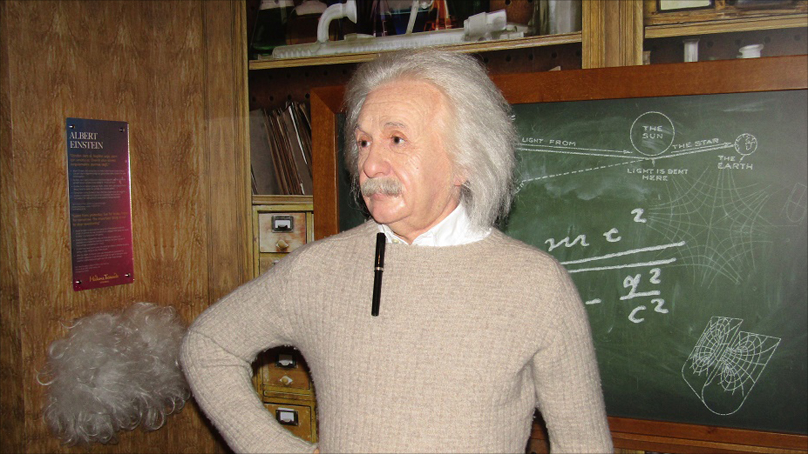 لغة الشمع تستعيد نظرية النسبية وصاحبها ألبرت آينشتاين في متحف إسطنبول(الجزيرة)