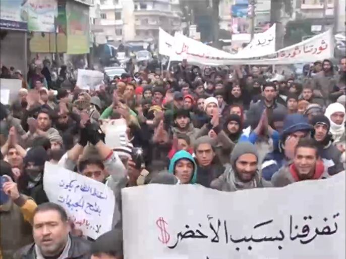 آلاف السوريين في مناطق سيطرة المعارضة يتظاهرون تضامنا مع مدنيي حلب المحاصرين في الأحياء الشرقية