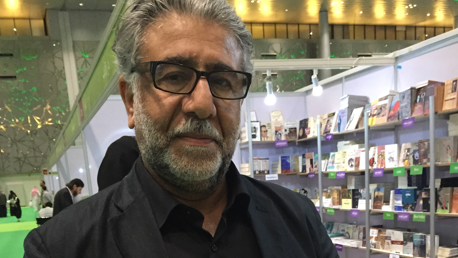 ‪الكاتب الأردني أمجد ناصر في معرض الدوحة الدولي للكتاب‬ (الجزيرة)