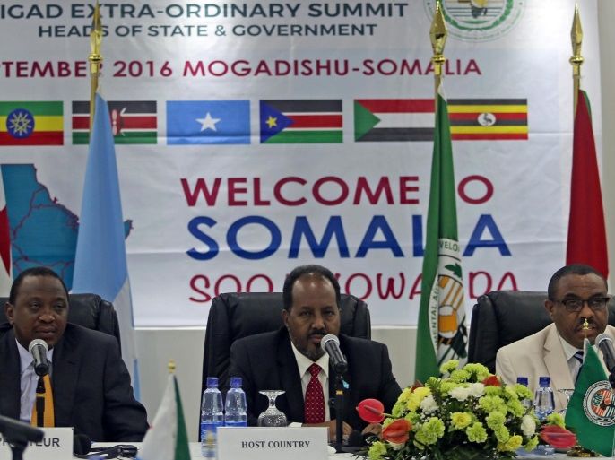Somalia President Hassan Sheikh Mohamud (C) Kenya's President Uhuru Kenyatta (L) and Ethiopia's Prime Minister Hailemariam Desalegn (R) attend the Intergovernmental Authority on Development (IGAD) summit in Somalia's capital Mogadishu, September 13, 2016. REUTERS/Feisal Omar