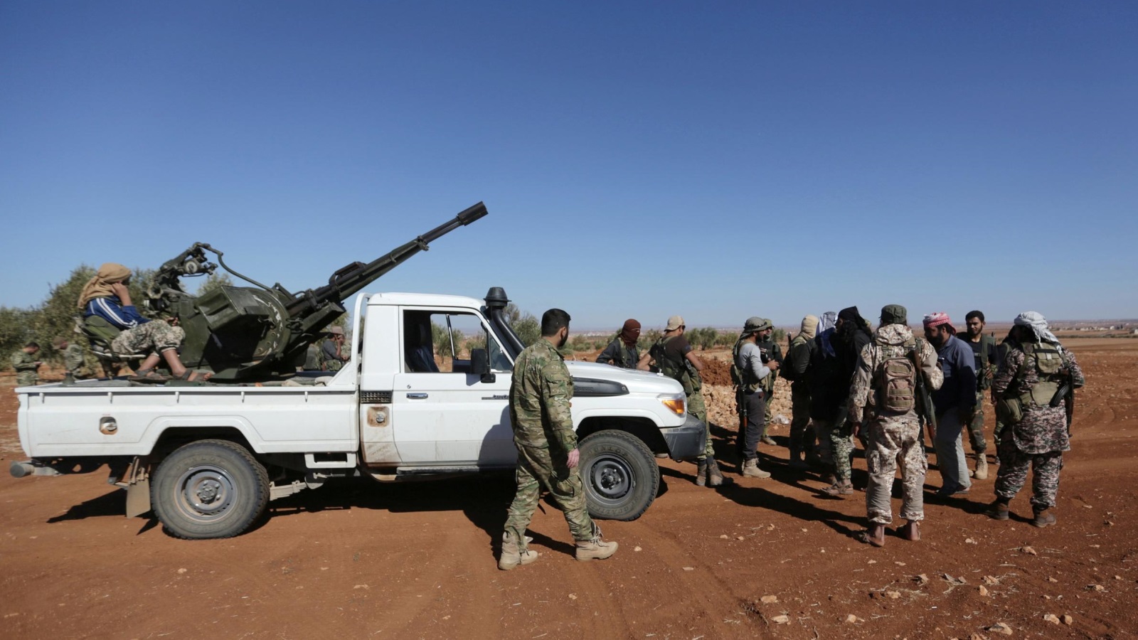 ‪مقاتلون من الجيش السوري الحر على مشارف مدينة الباب‬ مقاتلون من الجيش السوري الحر على مشارف مدينة الباب (رويترز-أرشيف)