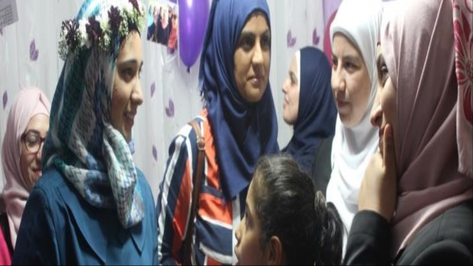 ‪خروج المرأة الفلسطينية للعمل والدراسة أثّر على معدلات الإنجاب‬ خروج المرأة الفلسطينية للعمل والدراسة أثّر على معدلات الإنجاب (الجزيرة)