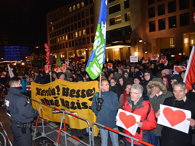 أكثر من ألف متظاهر رفضوا استغلال اليمين المتطرف لهجوم برلين بالتحريض ضد اللاجئين ونشر الكراهية . الجزيرة نت