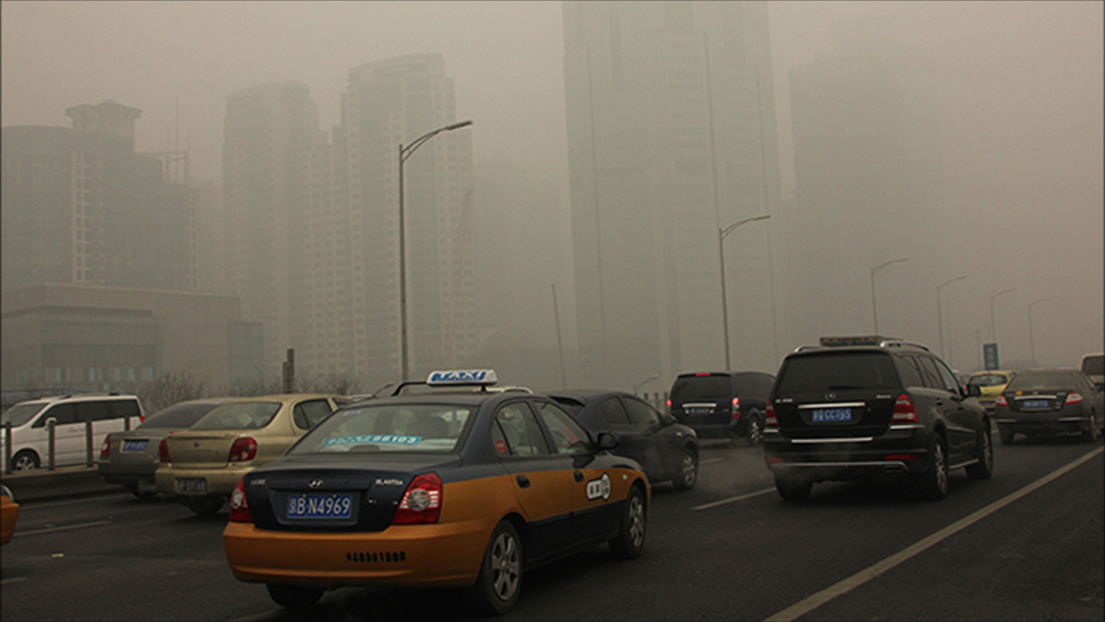 ‪الضباب الدخاني الناجم عن الصناعات الثقيلة يغطي سماء العاصمة الصينية‬  (الجزيرة)