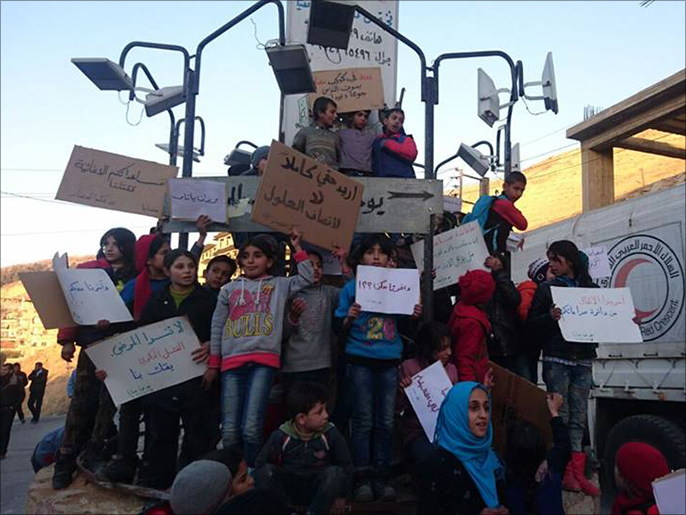 أهالي وأطفال مضايا استقبلوا قافلة المساعدات بمظاهرة طالبت بفك الحصار بشكل نهائي