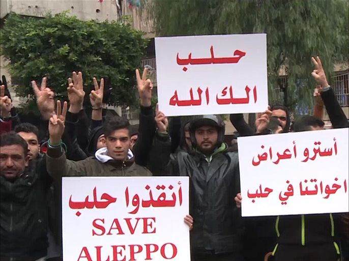 نظم عشرات الناشطين اللبنانيين والسوريين وقفة تضامنية مع مدينة حلب عقب صلاة الجمعة في منطقة "طريق الجديدة" في بيروت.