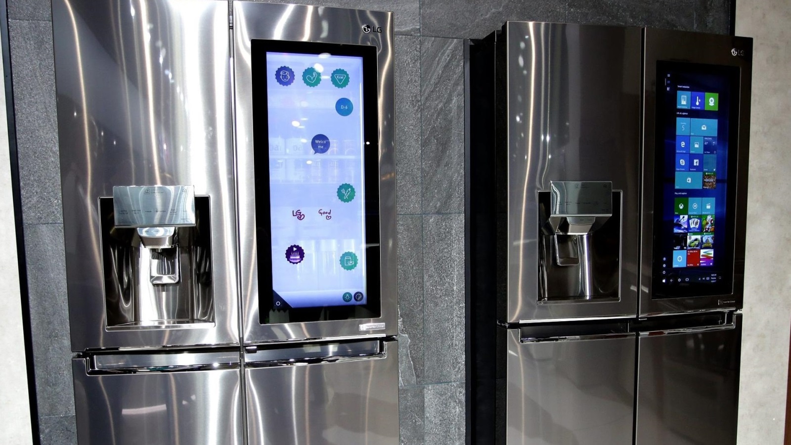 ‪أل جي تفاخرت بثلاجاتها الذكية، وإلى اليمين تظهر على الثلاجة شاشة ويندوز 10 عملاقة‬ (الأوروبية)
