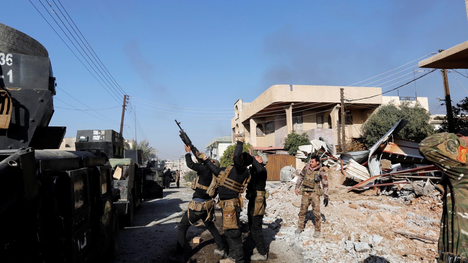 ‪عناصر من القوات الخاصة العراقية يحاولون إسقاط طائرة مسيّرة أطلقها تنظيم الدولة شرقي الموصل‬ (رويترز)