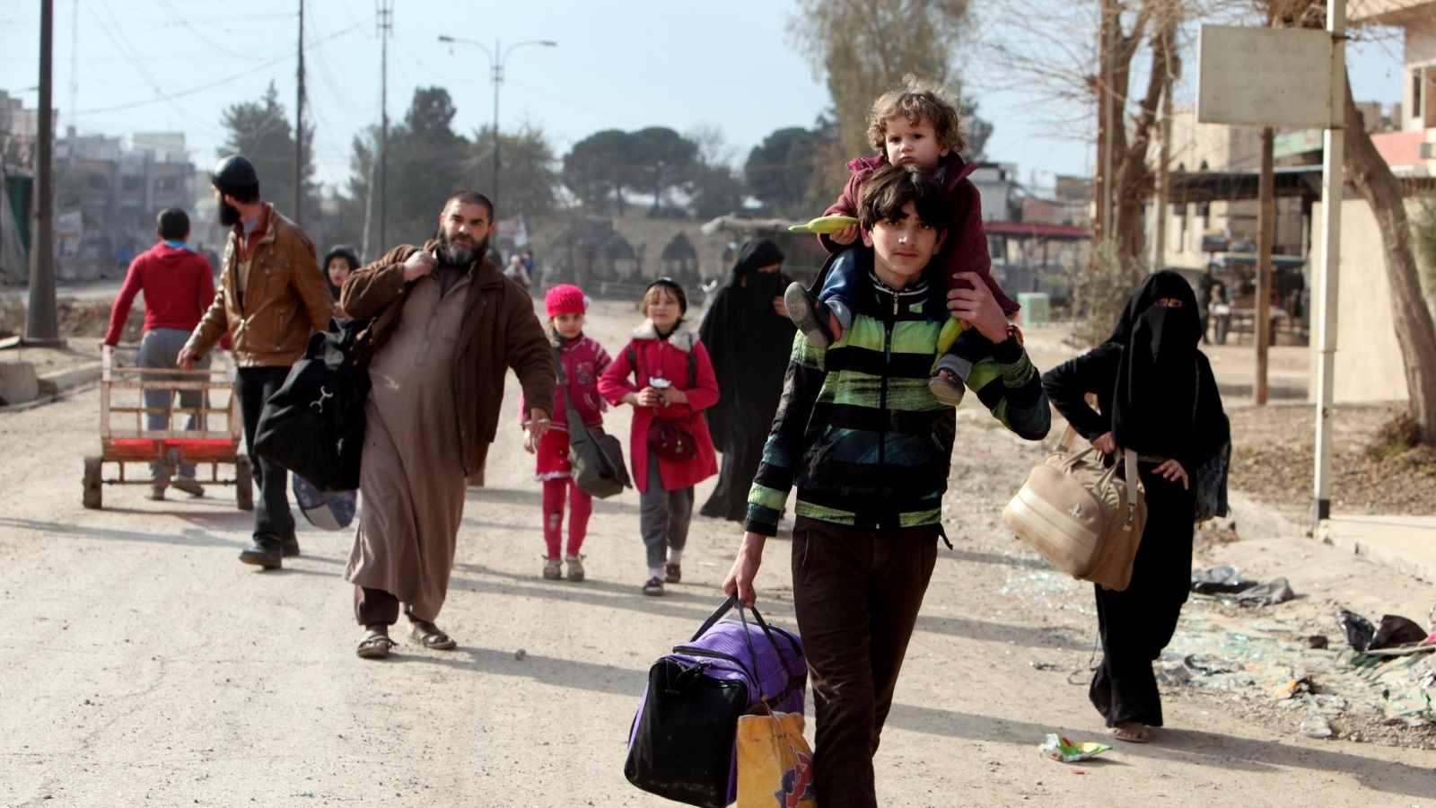  المدنيون يواصلون نزوحهم من منازلهم مع دخول القوات العراقية أحياء شرقي الموصل (رويترز)
