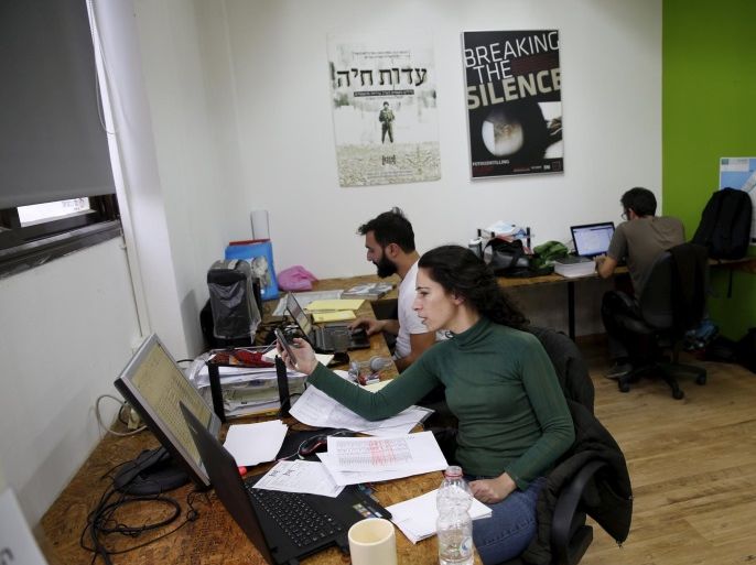 Employees work at the offices of Israeli rights group "Breaking the Silence" in Tel Aviv, Israel, December 16, 2015. REUTERS/Baz Ratner/File Photo