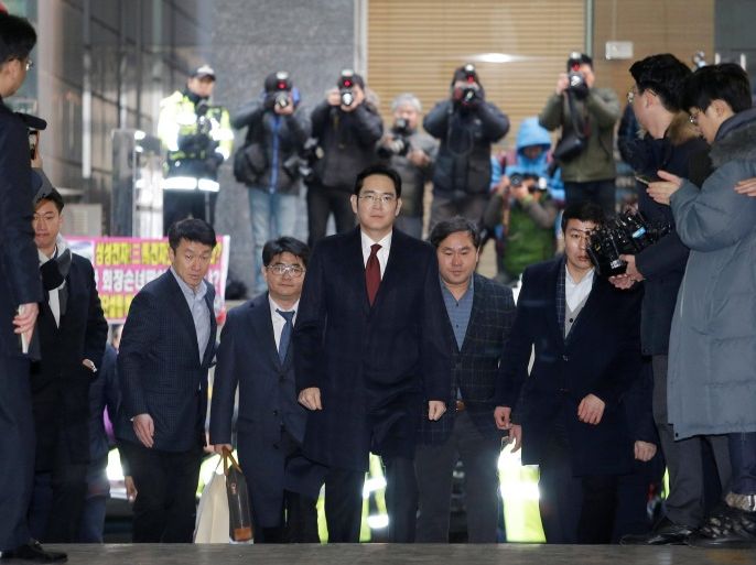 Jay Y. Lee, center, vice chairman of Samsung Electronics, arrives to be questioned as a suspect in bribery case in the influence-peddling scandal that led to the president's impeachment at the office of the independent counsel in Seoul, South Korea, Thursday, Jan. 12, 2017. REUTERS/Ahn Young-joon/Pool