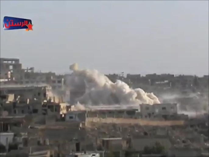 ‪جانب من قصف النظام لمدينة الرستن بريف حمص الشمالي‬ (ناشطون-أرشيف)