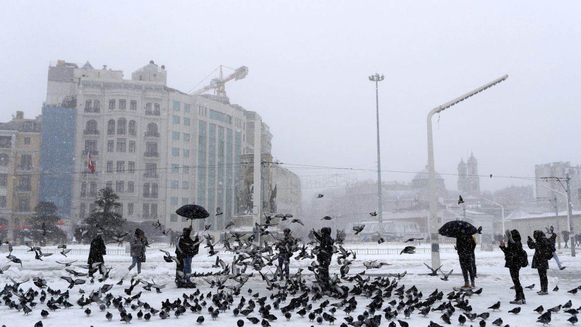People feeding pigeons at Taksim Square on a snowy day in Istanbul, Turkey, 07 January 2017. Temperatures in Istanbul dropped to minus five degrees Celsius with snow showers.