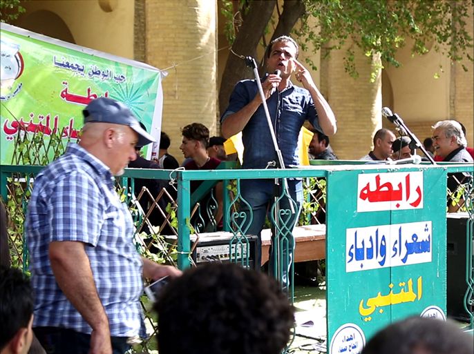 إحدى تجمعات الشعر الشعبي في شارع المتنبي ببغداد