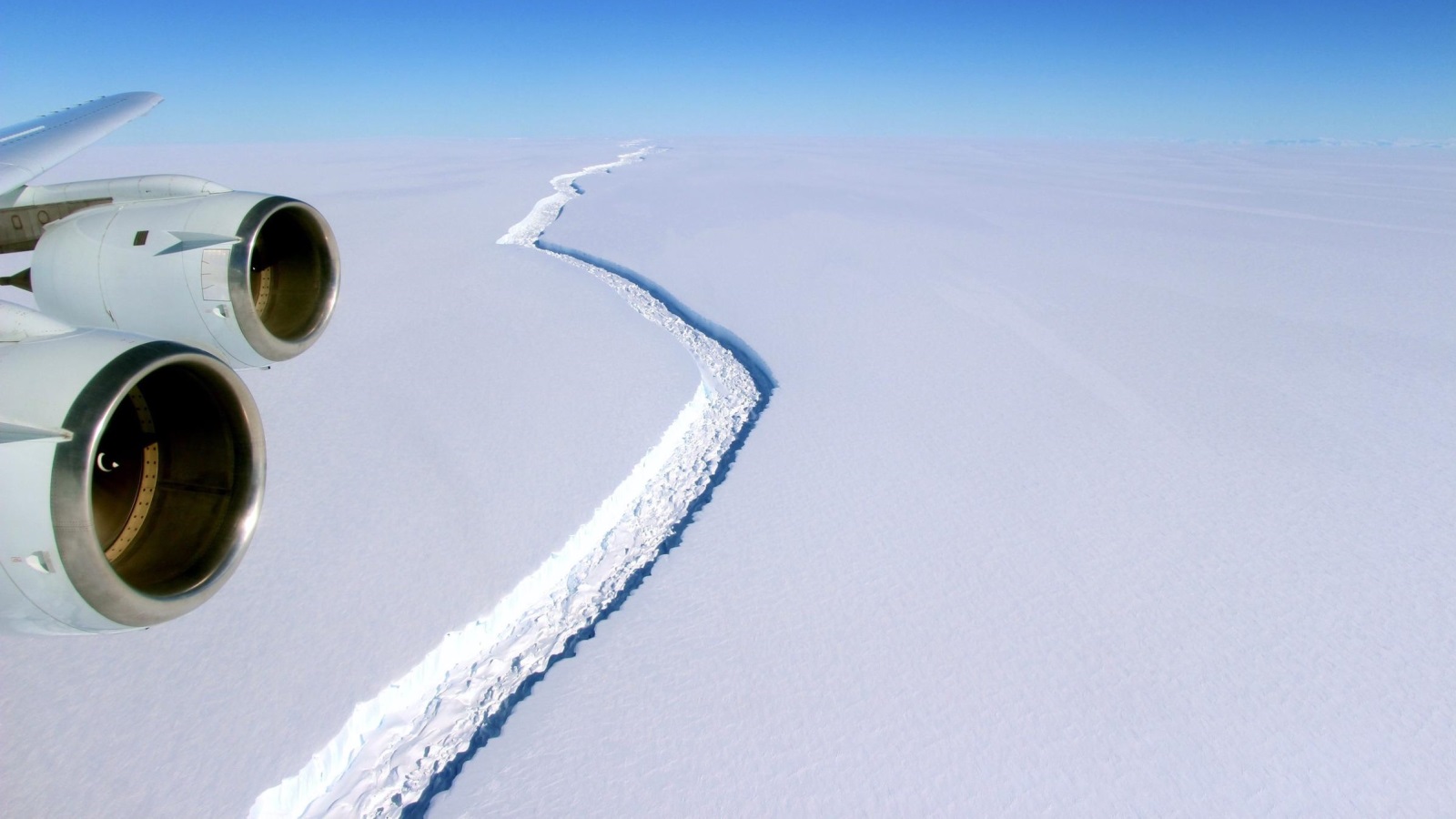 ‪صورة تظهر مدى ضخامة الصدع الذي يوشك أن يكتمل ليشكل في نهاية المطاف جبلا جليديا ضخما‬ (الأوروبية)