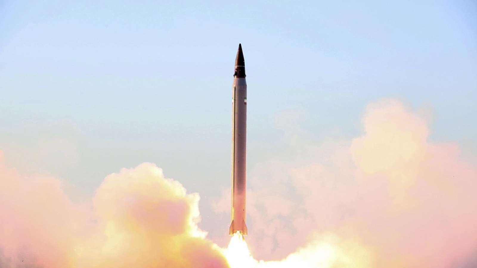 طهران أطلقت صاروخا بالستيا طويل المدى في نوفمبر/تشرين الثاني 2015 (أسوشيتد برس)