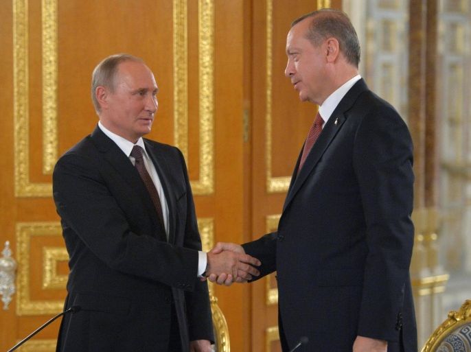 Russian President Vladimir Putin shakes hands with Turkish President Tayyip Erdogan during a signing of a bilateral agreement on construction of the TurkStream undersea gas pipeline in Istanbul, Turkey, October 10, 2016. Sputnik/Kremlin/Alexei Druzhinin via REUTERS ATTENTION EDITORS - THIS IMAGE WAS PROVIDED BY A THIRD PARTY. EDITORIAL USE ONLY.
