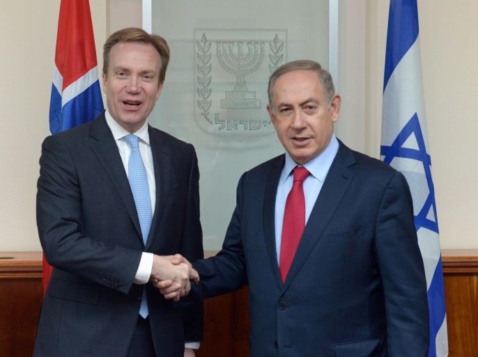 A handout photo made available by the Israeli government press office (GPO) on 12 January 2017 of Israeli Prime Minister Benjamin Netanyahu posing for the media with Norwegian Foreign Minister Borge Brende (L) prior to their meeting in Jerusalem, 12 January 2017. EPA/BEN GERSHOM/ISRAELI GOVERNMENT PRESS OFFICE / HANDOUT