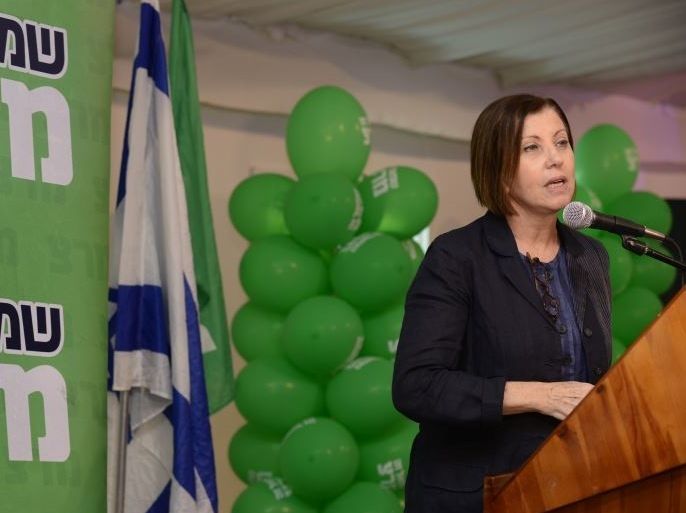 زعيمة حزب ميرتس الإسرائيلي المعارض زهافا غالئون تتحدث في أحد مؤتمرات الحزب