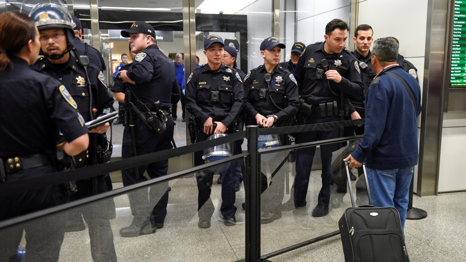 الشرطة تعيد توجيه المسافرين بعد أن أغلقت النقطة الأمنية بمطار سان فرانسيسكو بولاية كاليفورنيا (رويترز)