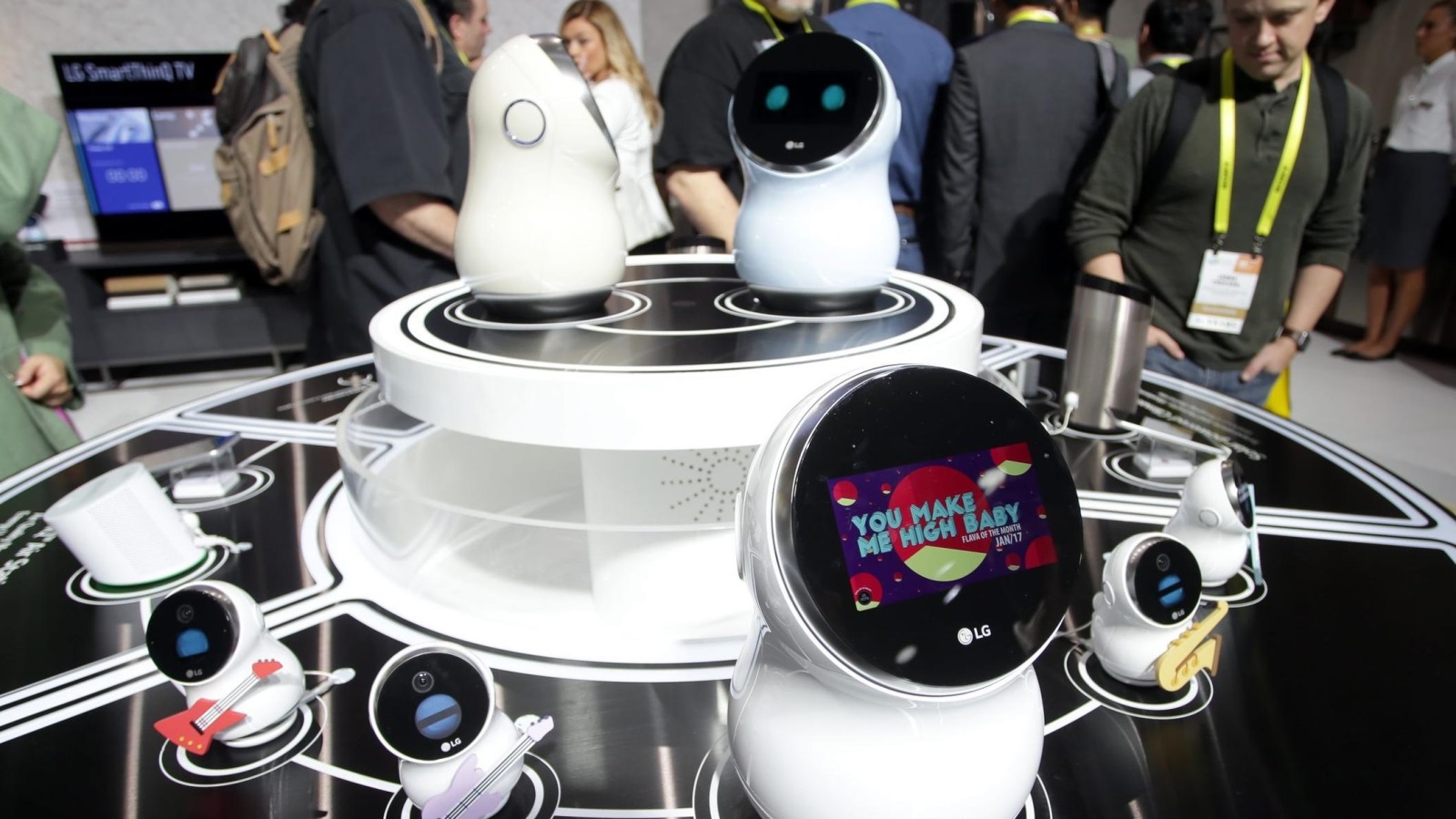 العديد من الروبوتات في المعرض استخدمت المساعد الذكي الافتراضي أليكسا لشركة أمازون (الأوروبية)