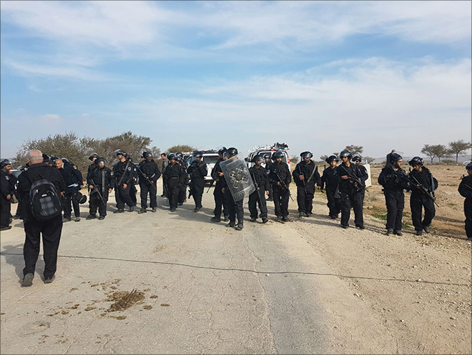 قوات الشرطة الإسرائيلية تفرض طوقا أمنيا على قرية أم الحيران بالنقب (الجزيرة نت)