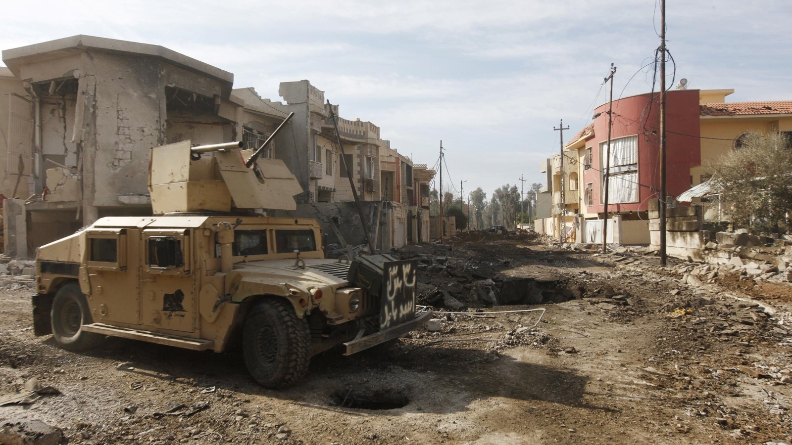 آلية عسكرية للجيش العراقي خلال معارك في حي الأندلس شرقي الموصل (رويترز)