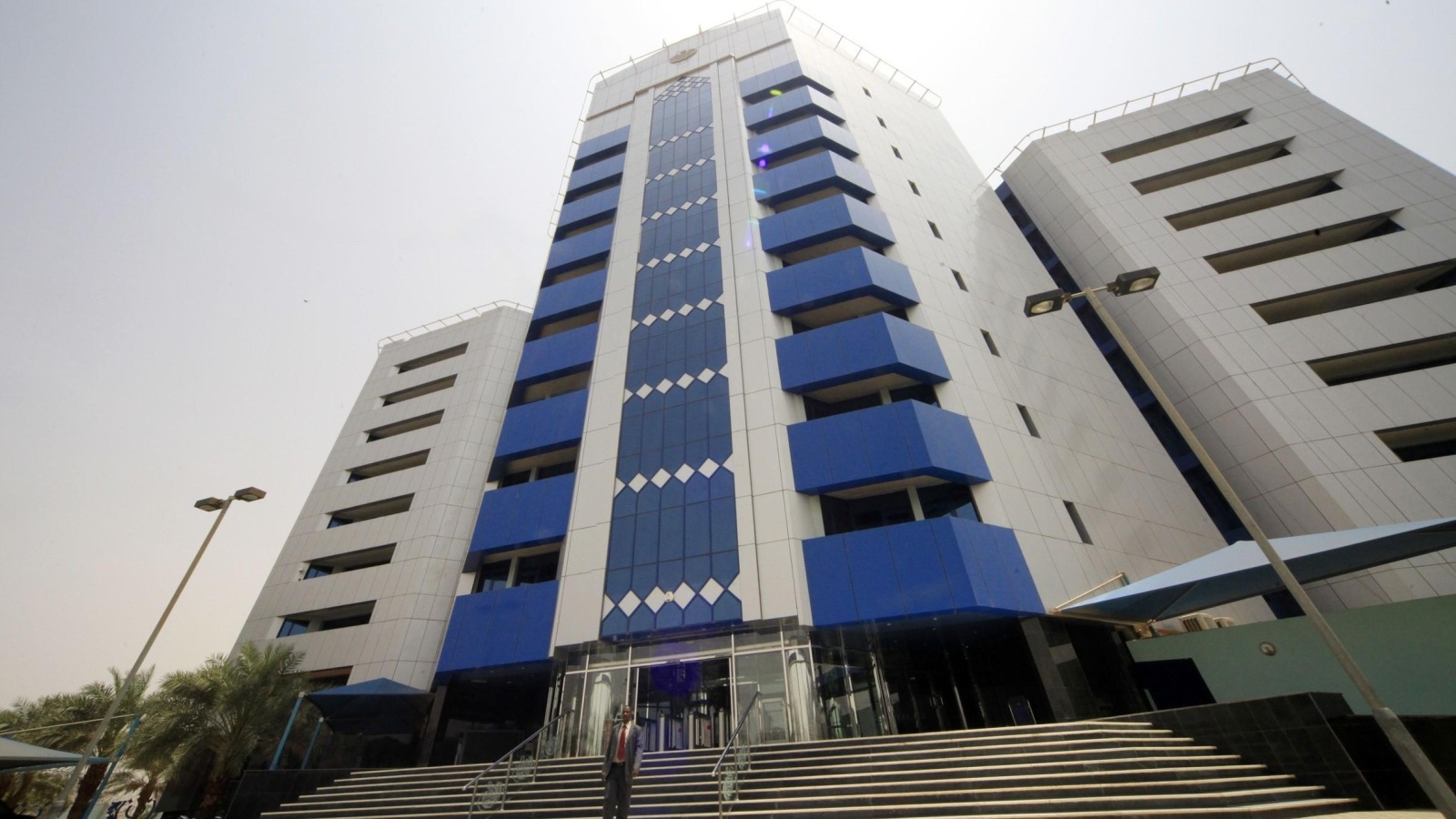 مقر البنك المركزي في الخرطوم (رويترز)