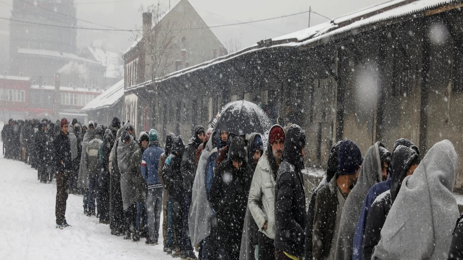 ‪المهاجرون المقيمون في مخزن مهجور بوسط بلغراد‬ (رويترز)