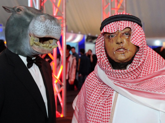 سعوديان يتقمصان شخصيات مشاركة في معرض كوميك كون الترفيهي بجدة (رويترز)