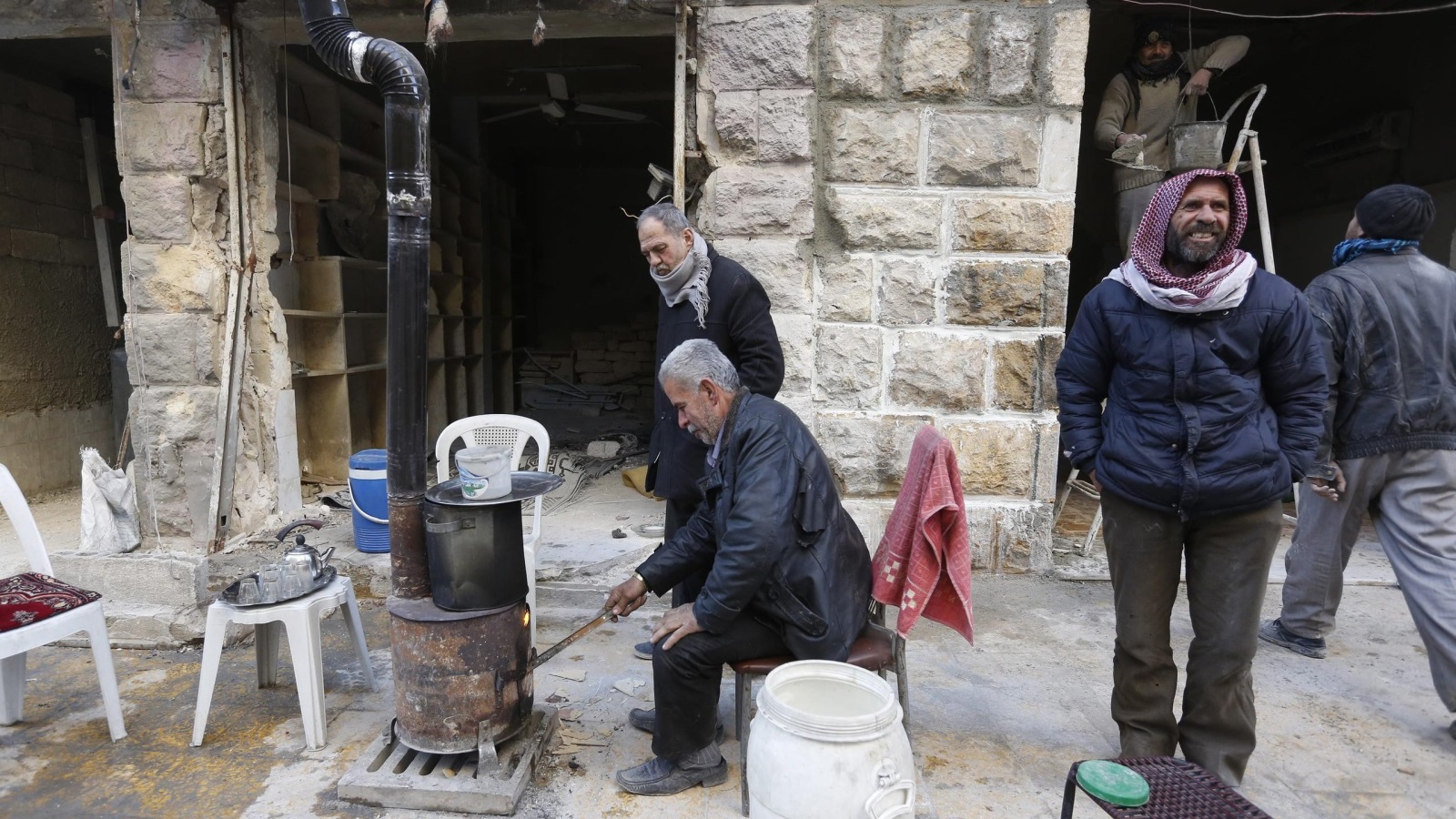 ‪حلبيون يحاولون التغلب على برد الشتاء بوسائل بدائية‬ حلبيون يحاولون التغلب على برد الشتاء بوسائل بدائية   (الأوروبية)
