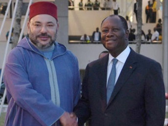 رئيس ساحل العاج الحسن واتارا لدى استقبال ملك المغرب محمد السادس بمطار أبيدجان أمس الجمعة