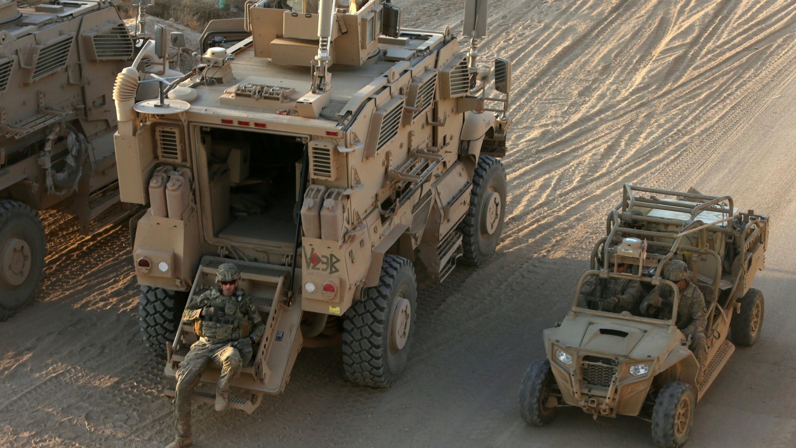جنود أميركيون في القاعدة العسكرية الأميركية بالقيّارة جنوب الموصل أواخر 2016 (رويترز)