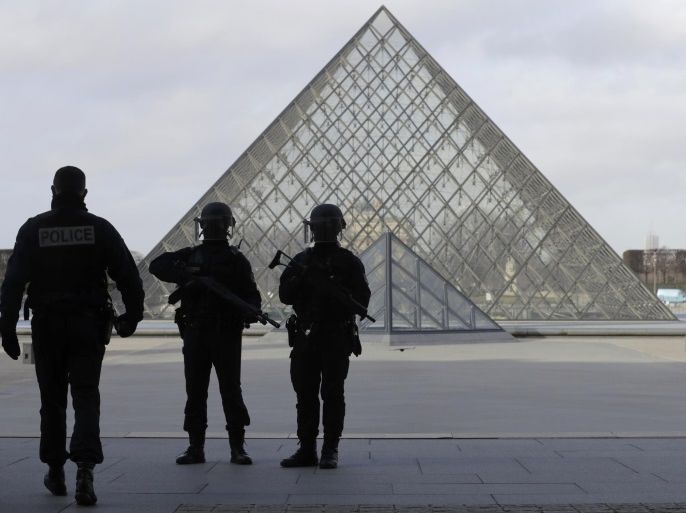 French police secure the site near the Louvre Pyramid in Paris, France, February 3, 2017 after a French soldier shot and wounded a man armed with a knife after he tried to enter the Louvre museum in central Paris carrying a suitcase, police sources said. REUTERS/Christian Hartmann TPX IMAGES OF THE DAY