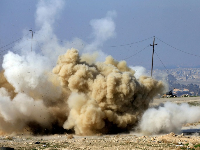 دخان يتصاعد جراء عبوة ناسفة زرعها تنظيم الدولة جنوبي الموصل 