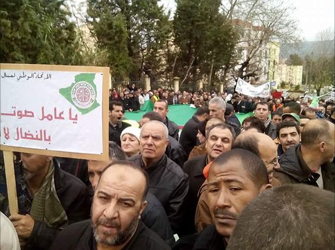 جانب من مظاهرة تكتل النقابات المستقلة بمدينة تيزي وزو