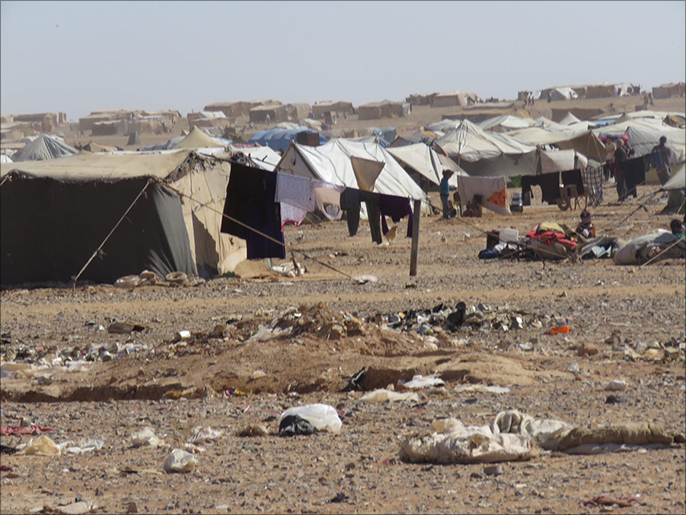 ‪النازحون السوريون بمخيم الركبان يعانون من نقص الغذاء والماء وانعدام وسائل التدفئة‬ النازحون السوريون بمخيم الركبان يعانون من نقص الغذاء والماء وانعدام وسائل التدفئة (الجزيرة)