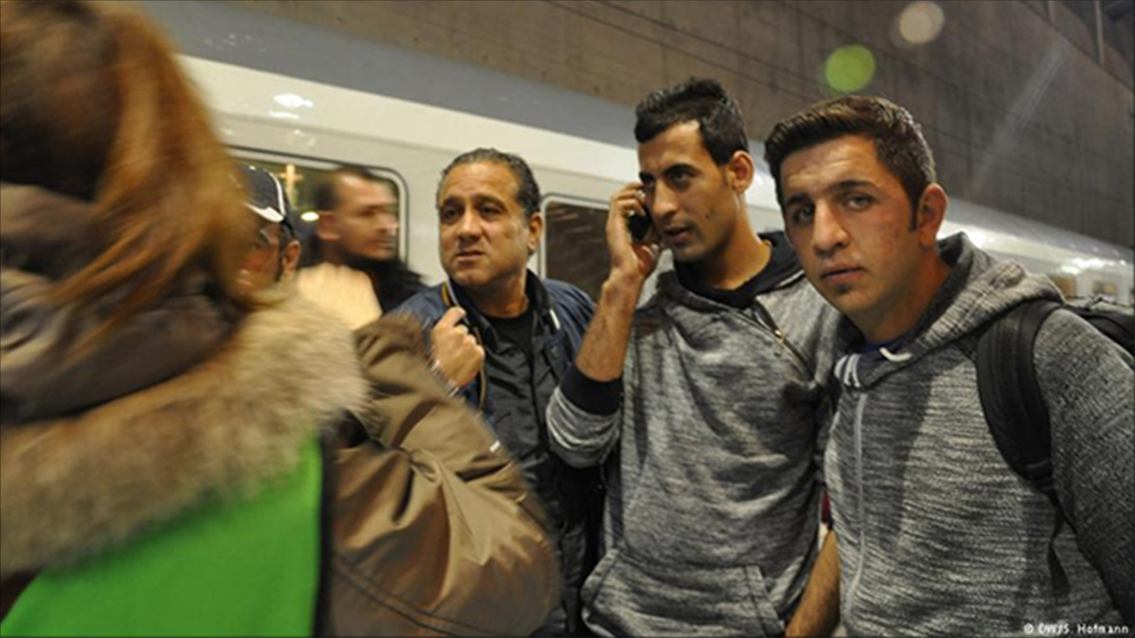 ‪مهاجرون عراقيون في محطة القطار بمطار كولونيا‬ مهاجرون عراقيون في محطة القطار بمطار كولونيا (دويتشه)
