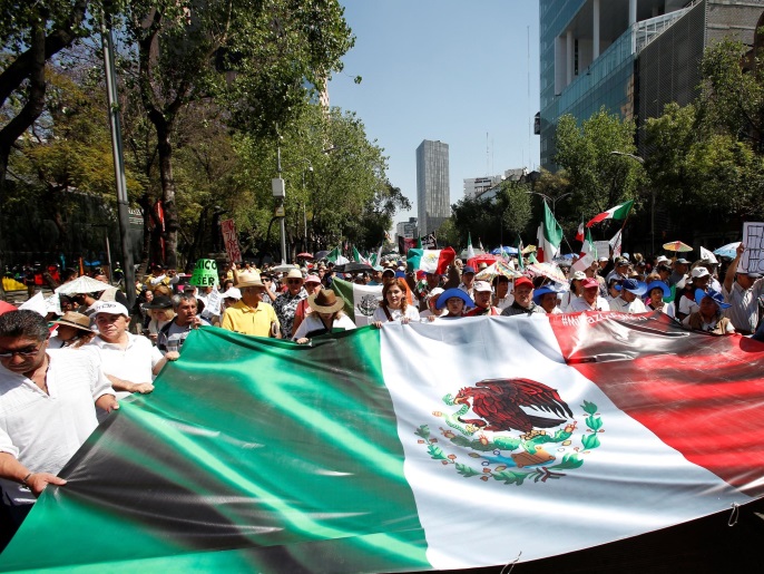 متظاهرون في مكسيكو سيتي ضد قرار ترمب بناء جدار على طول الحدود (رويترز)