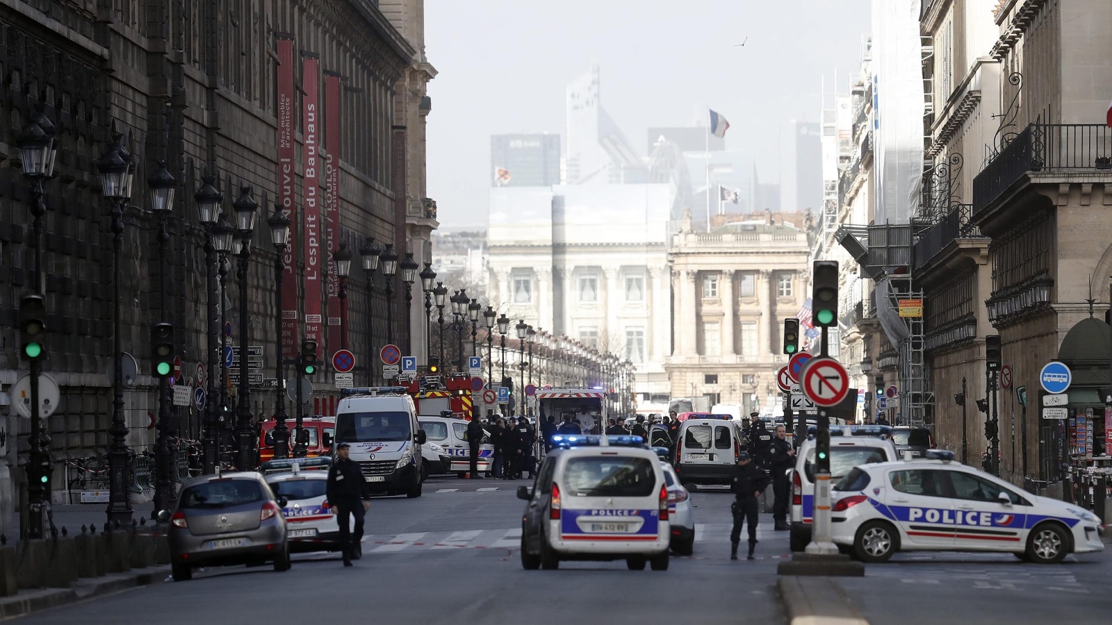 ‪(الأوروبية)‬ سيارات الشرطة الفرنسية هرعت إلى مكان الحادث وضربت طوقا حوله 