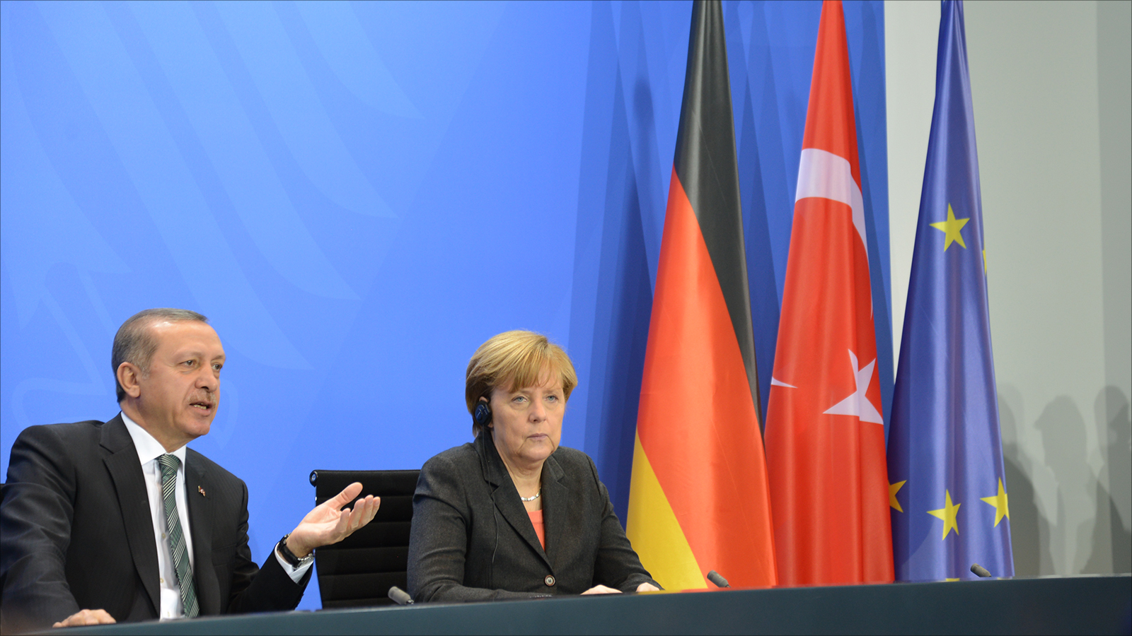 أردوغان بمؤتمر صحفي مع ميركل خلال زيارة سابقة له لبرلين (الجزيرة)