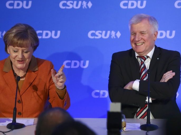 Angela Merkel, German Chancellor and leader of the conservative Christian Democratic Union party CDU and Horst Seehofer, federal state premier of Bavaria and chairman of the CDU's Bavarian sister party Christian Social Union (CSU) address the media following their meeting to end their differences over refugee policy in Munich, southern Germany, February 6, 2017. REUTERS/Michael Dalder
