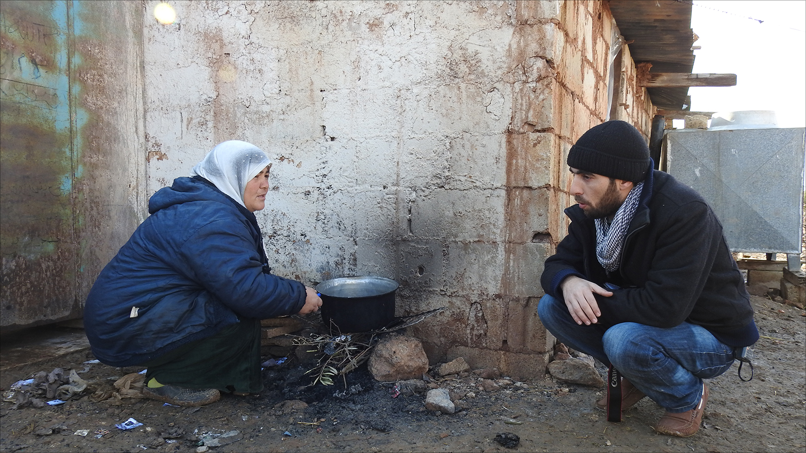 ‪إحدى نساء مخيم الذهبية تطهو الطعام بطريقة بدائية‬ إحدى نساء مخيم الذهبية تطهو الطعام بطريقة بدائية (الجزيرة نت)